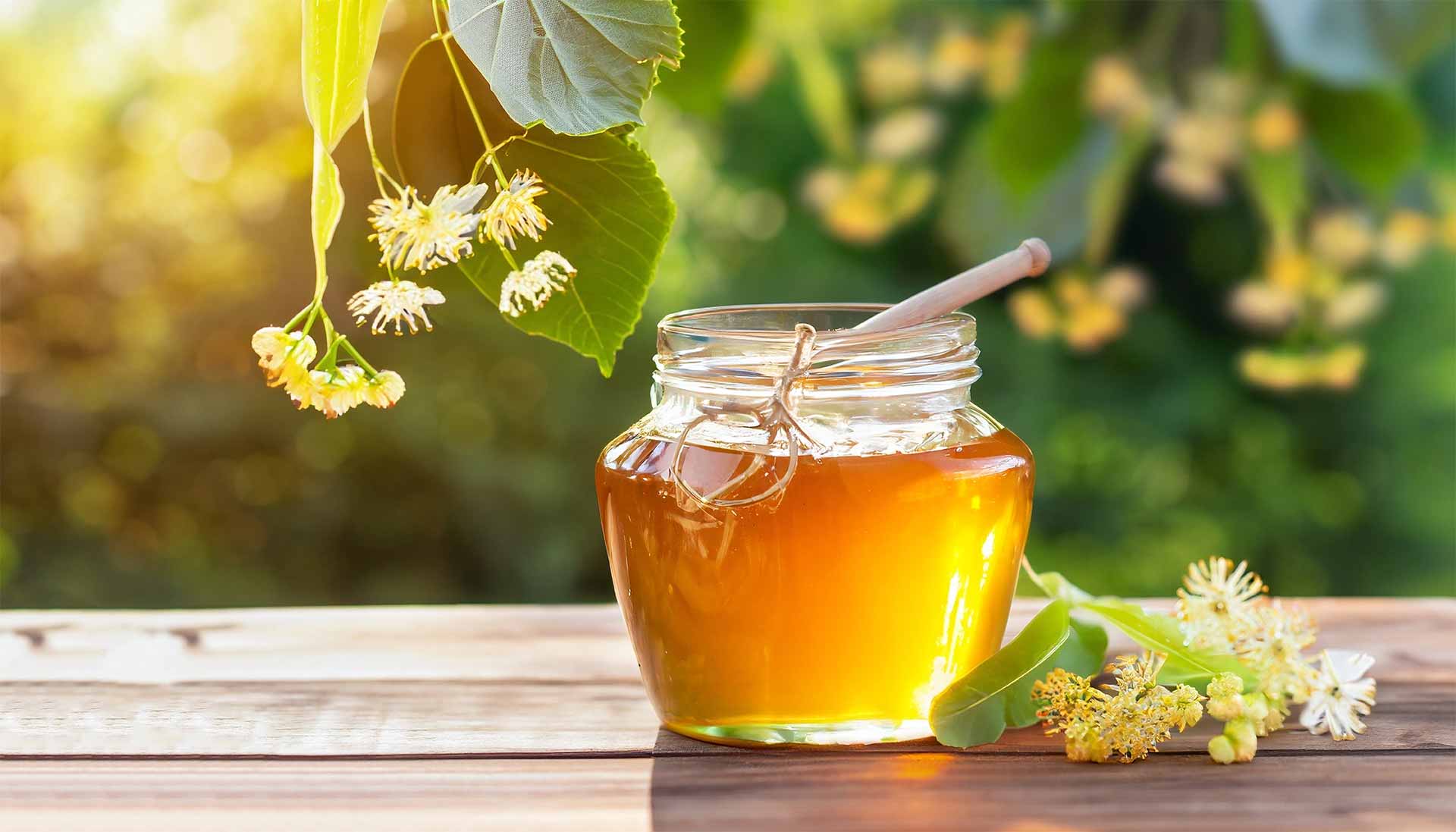 honig-im-glas Ausgewählte Honigsorten im Glas mit Honiglöffel