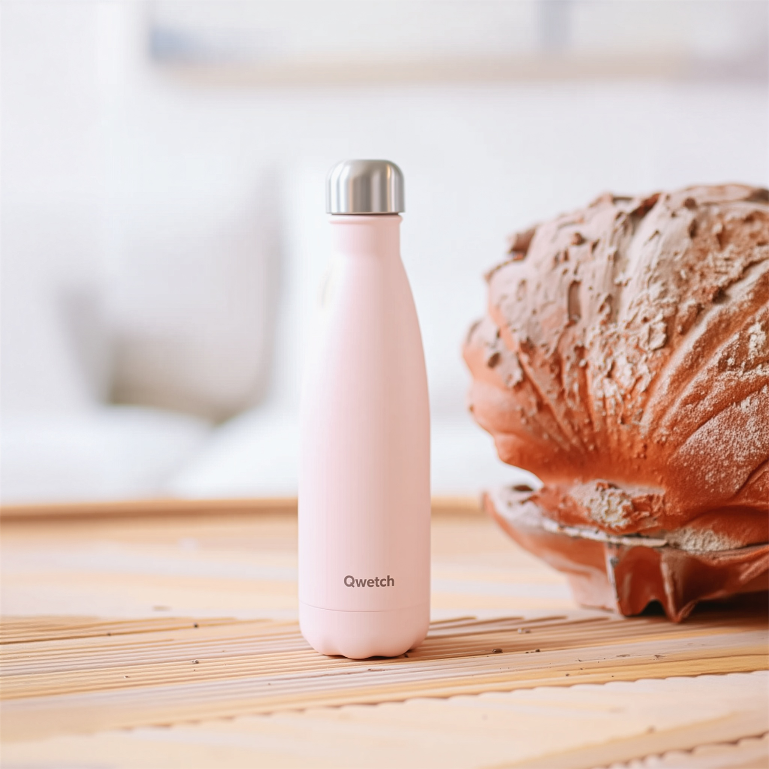 rosa pastellfarbene Trinkflasche vor Muschel