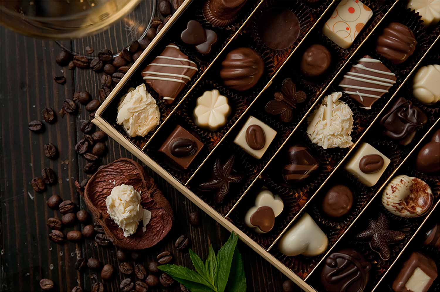 Geöffnete Pralinenschachtel mit verschiedenen Pralinen als Geschenkidee