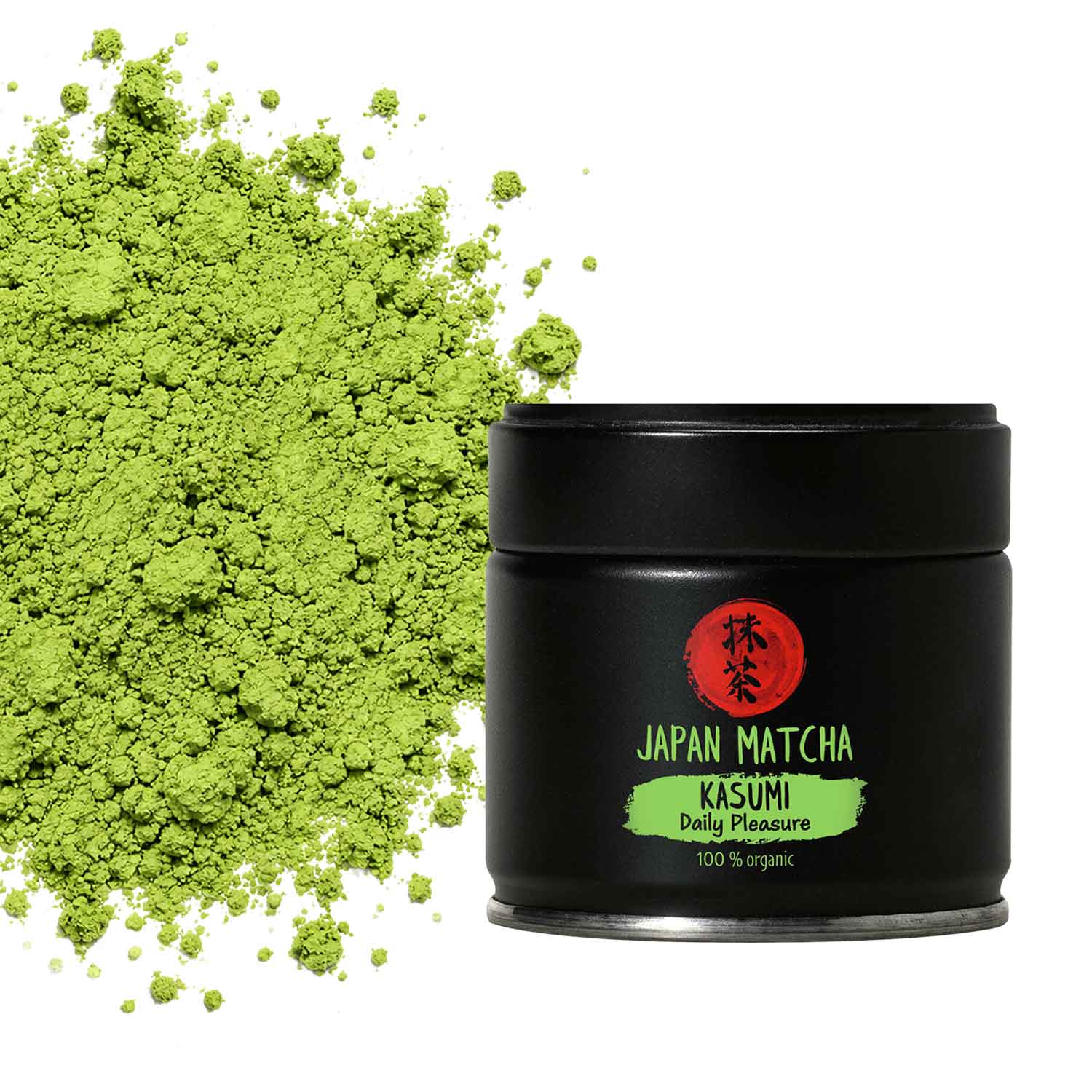 Matcha Kasumi Bio – Premium Matcha Tee für jeden Tag Eine schwarze Dose japanischen Bio-Matcha-Kasumi-Tees neben einem leuchtenden Haufen feinen grünen Matcha-Pulvers auf weißem Hintergrund.