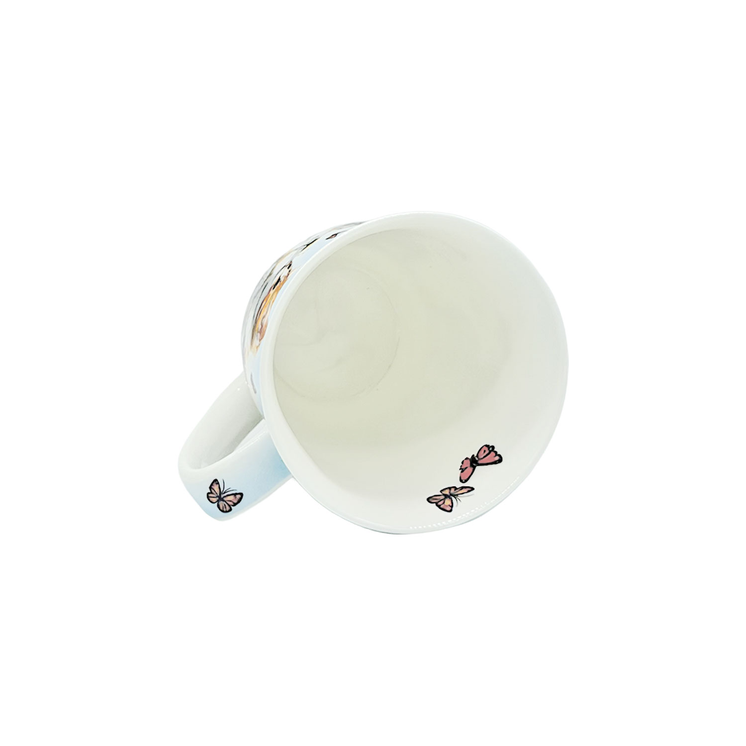 Teetasse „Katzen im Blumenfeld“ – Knochenporzellan, 400 ml Draufsicht auf eine Teetasse aus weißem Porzellan, verziert mit zarten Schmetterlingsillustrationen am Henkel und an der Innenseite des Randes.