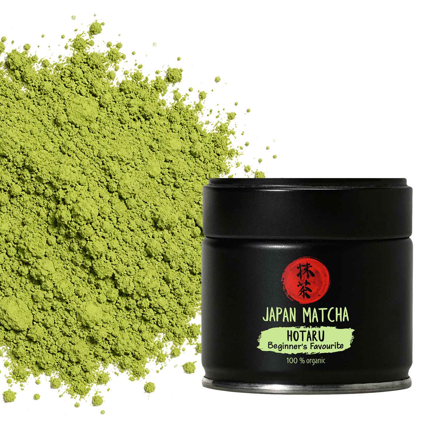 Matcha Hotaru Bio – Japanischer Matcha Tee für Einsteiger Eine schwarze Dose Bio-Japan-Matcha-Teepulver von Hotaru neben einem Stapel leuchtend grüner, fein gemahlener Matcha-Teeblätter.