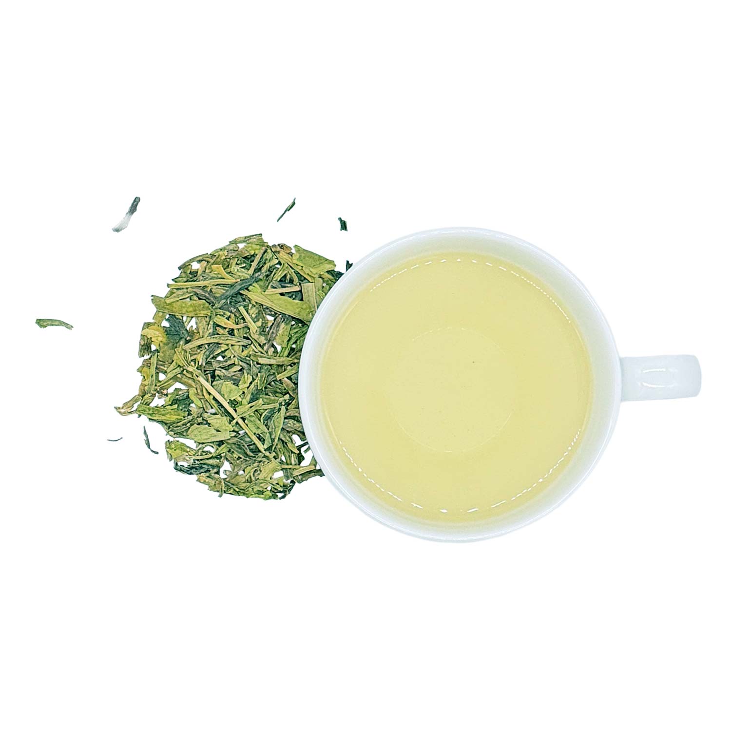 China Lung Ching Dragon Well Bio-Grüntee lose –Teeblätter neben Tasse mit hellem Teeaufguss